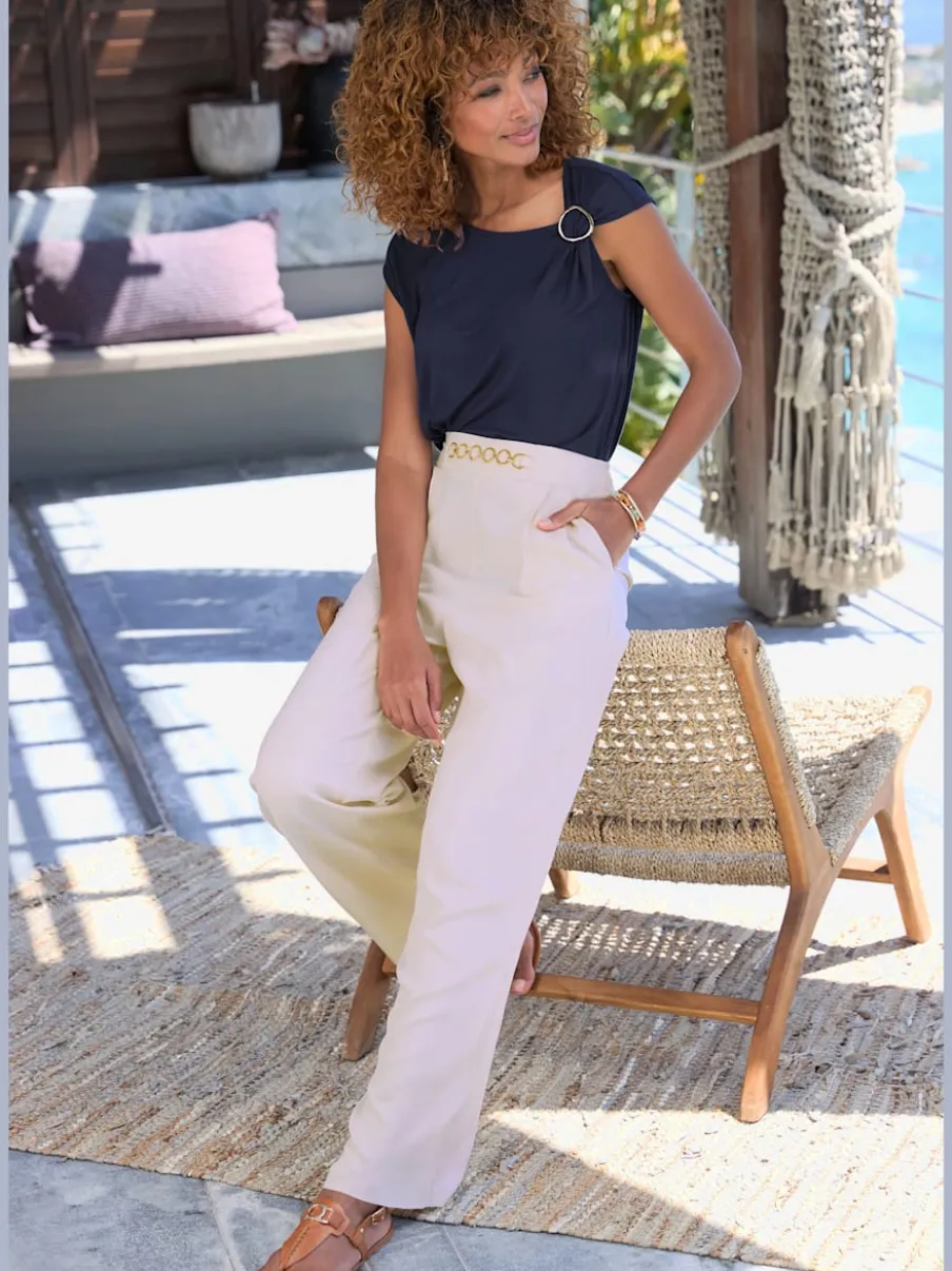 T-shirt à manches courtes avec boucle décorative dorée sur l'épaule