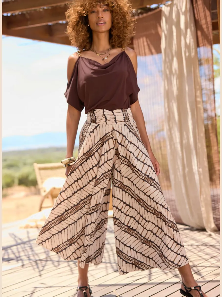 T-shirt à manches courtes avec chaînes dorées et décolleté drapé