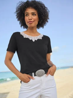 T-shirt à manches courtes avec dentelle crochetée au col