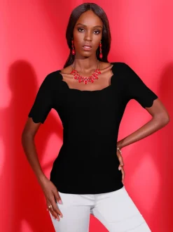 T-shirt à manches courtes avec encolure arrondie et finitions raffinées