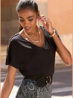 T-shirt à manches courtes avec encolure en V et boutons décoratifs