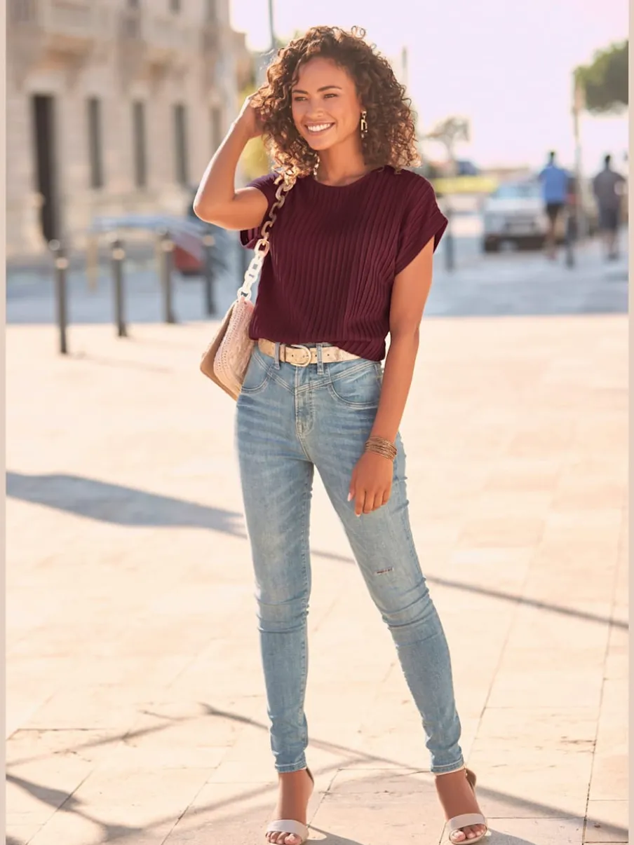T-shirt à manches courtes avec encolure ronde et ourlet droit