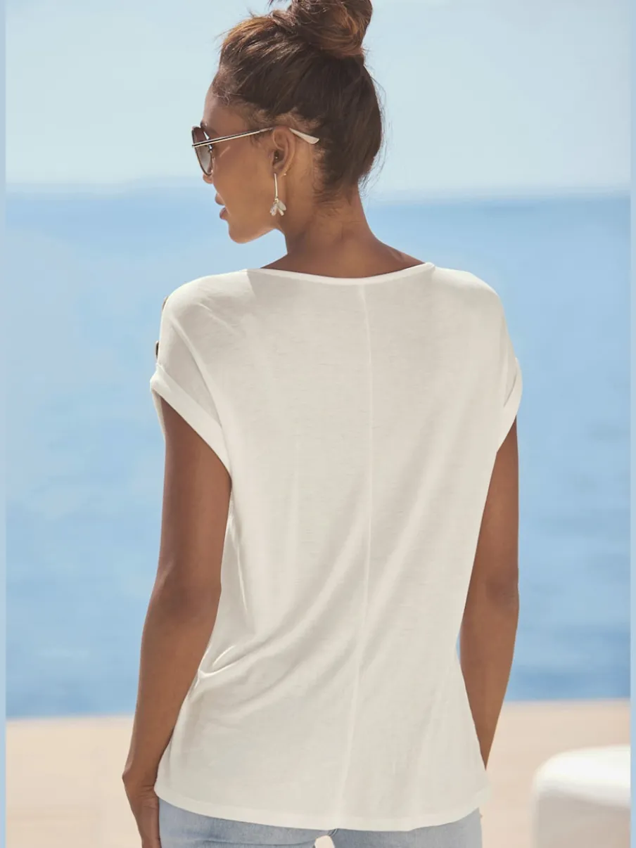 T-shirt à manches courtes avec encolure ronde et boutons décoratifs