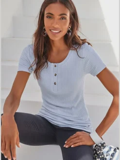 T-shirt à manches courtes avec patte de boutonnage et boutons imitation corne
