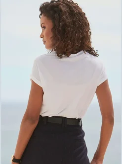 T-shirt à manches courtes encolure ronde avec forme fluide.