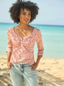 T-shirt à motifs mille fleurs avec manches trois quarts.