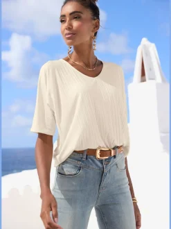 T-shirt plissé en tissu brillant avec col V et manches chauve-souris