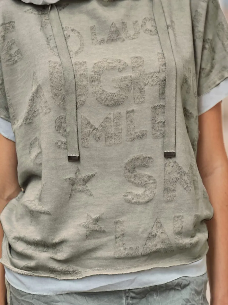 T-shirts à capuche mancherons avec inscriptions et dos long