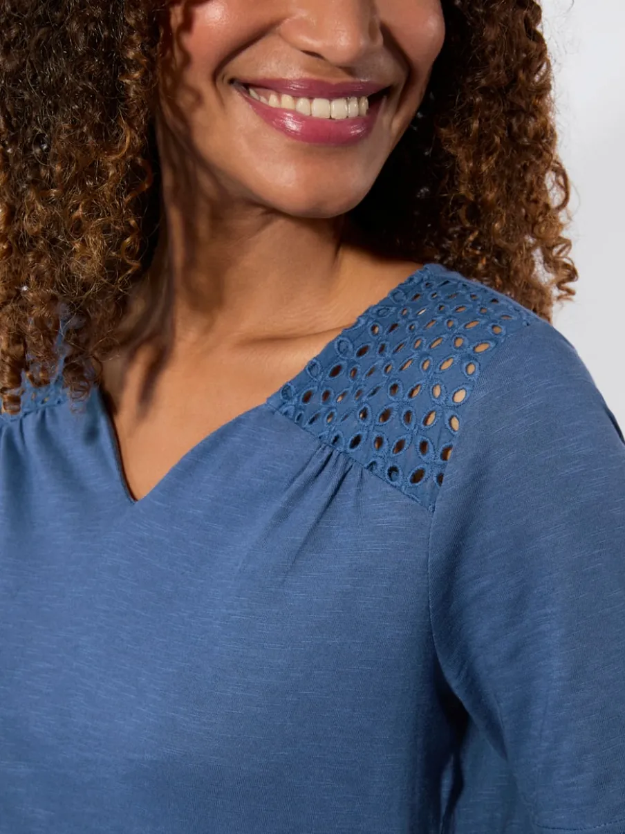 T-shirts en dentelle avec encolure en cœur et fronces
