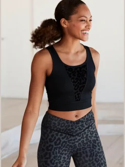 T-shirt technique à col rond et à bretelles avec motifs léopard en matière respirante.