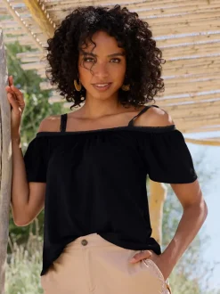 T-shirt évasé à encolure Carmen avec bretelles en dentelle