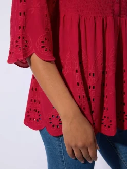 Tunique en dentelle avec col V et manches 3/4 ajourées
