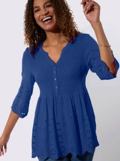 Tunique en dentelle avec col V et manches 3/4 ajourées
