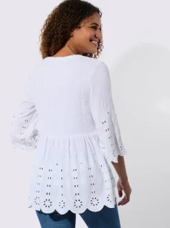Tunique en dentelle avec empiècements et patte de boutonnage