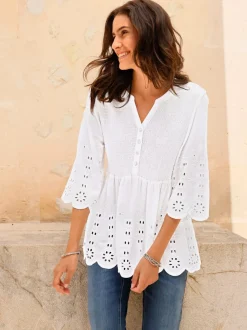 Tunique en dentelle avec empiècements et patte de boutonnage