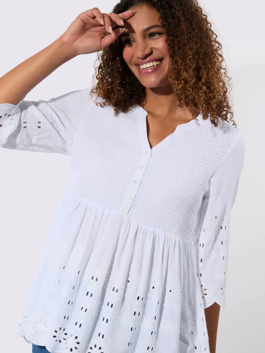 Tunique en dentelle avec empiècements et patte de boutonnage