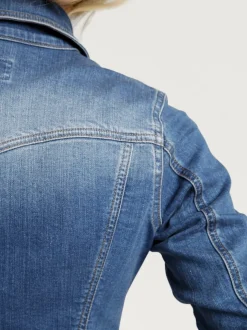 Veste en jean délavé légèrement cintrée manches longues retroussables