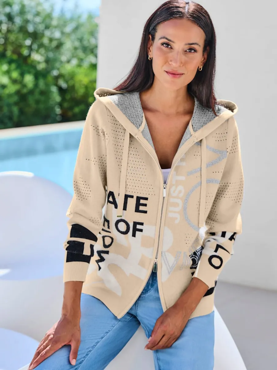 Veste en tricot avec capuche et motif ajouré