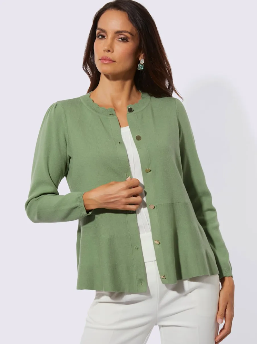 Veste en tricot avec encolure ronde et boutons visibles