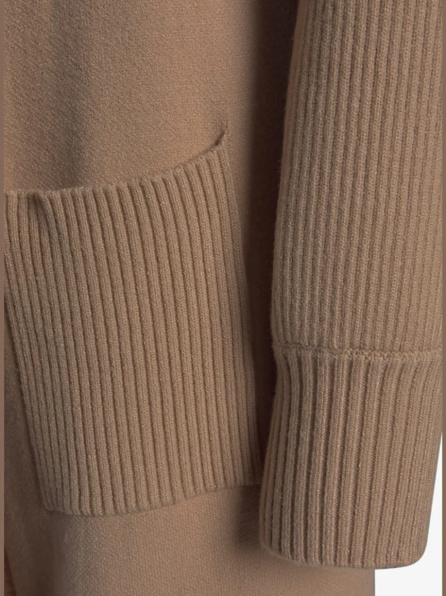 Veste en tricot long avec col châle et poches ouvertes