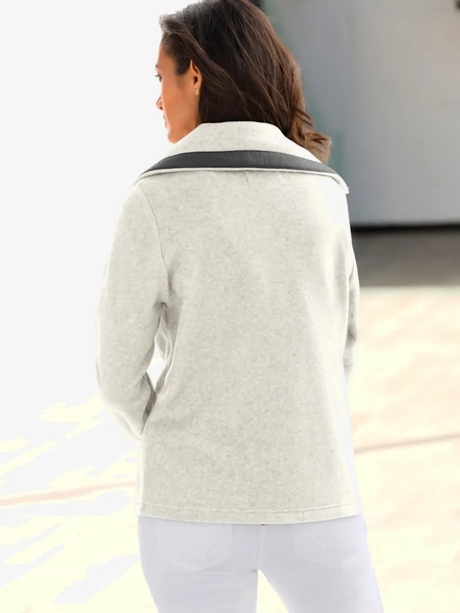 Veste polaire avec col à revers et rayures.