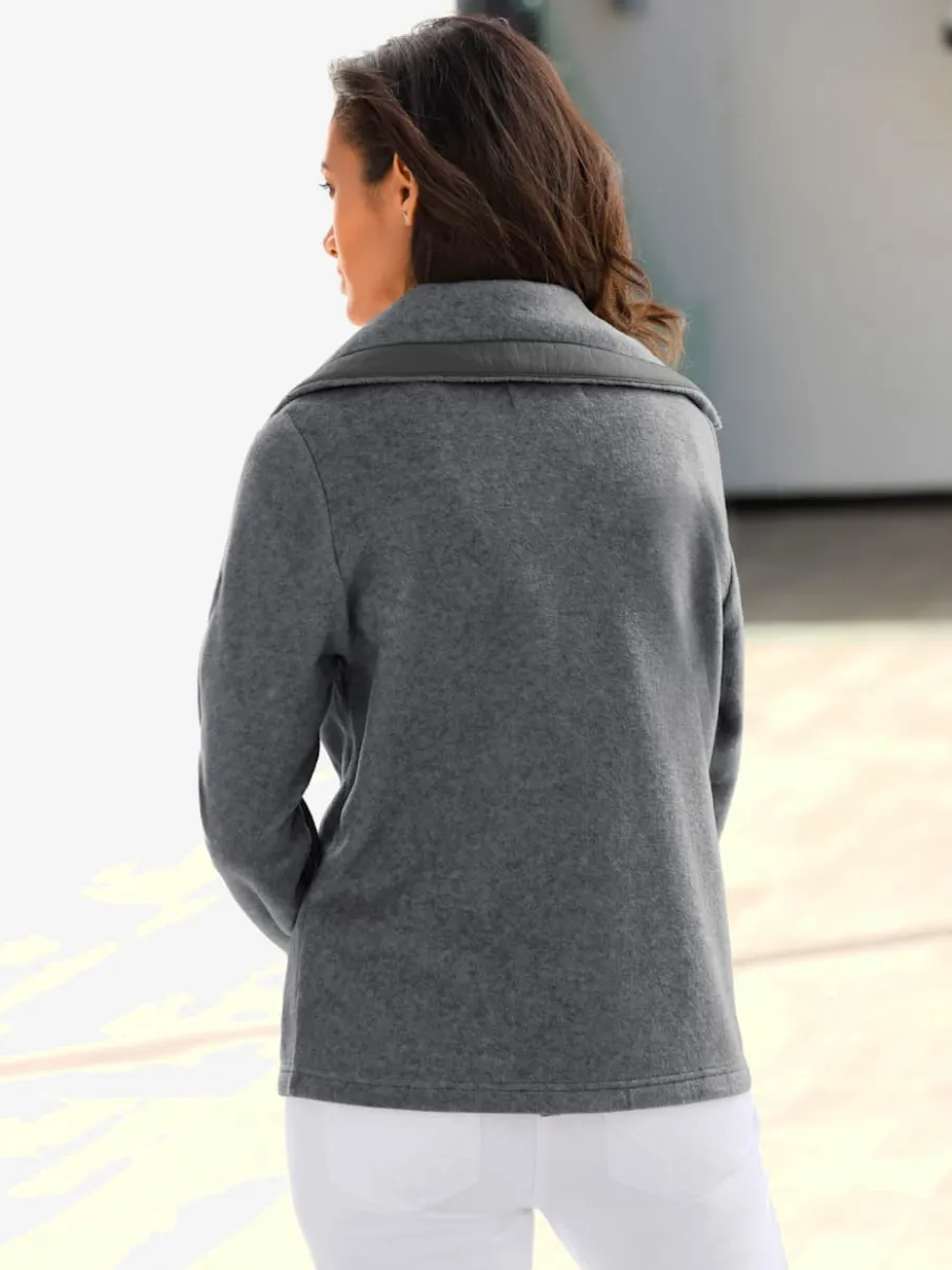 Veste polaire avec col à revers et rayures.