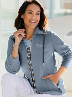 Veste polaire avec col à revers et rayures.
