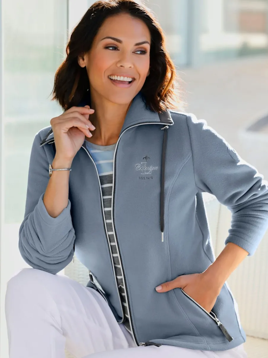 Veste polaire avec col à revers et rayures.