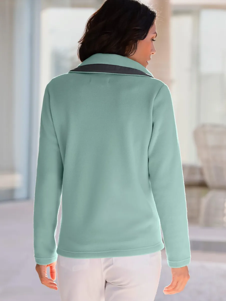 Veste polaire avec col à revers et rayures.