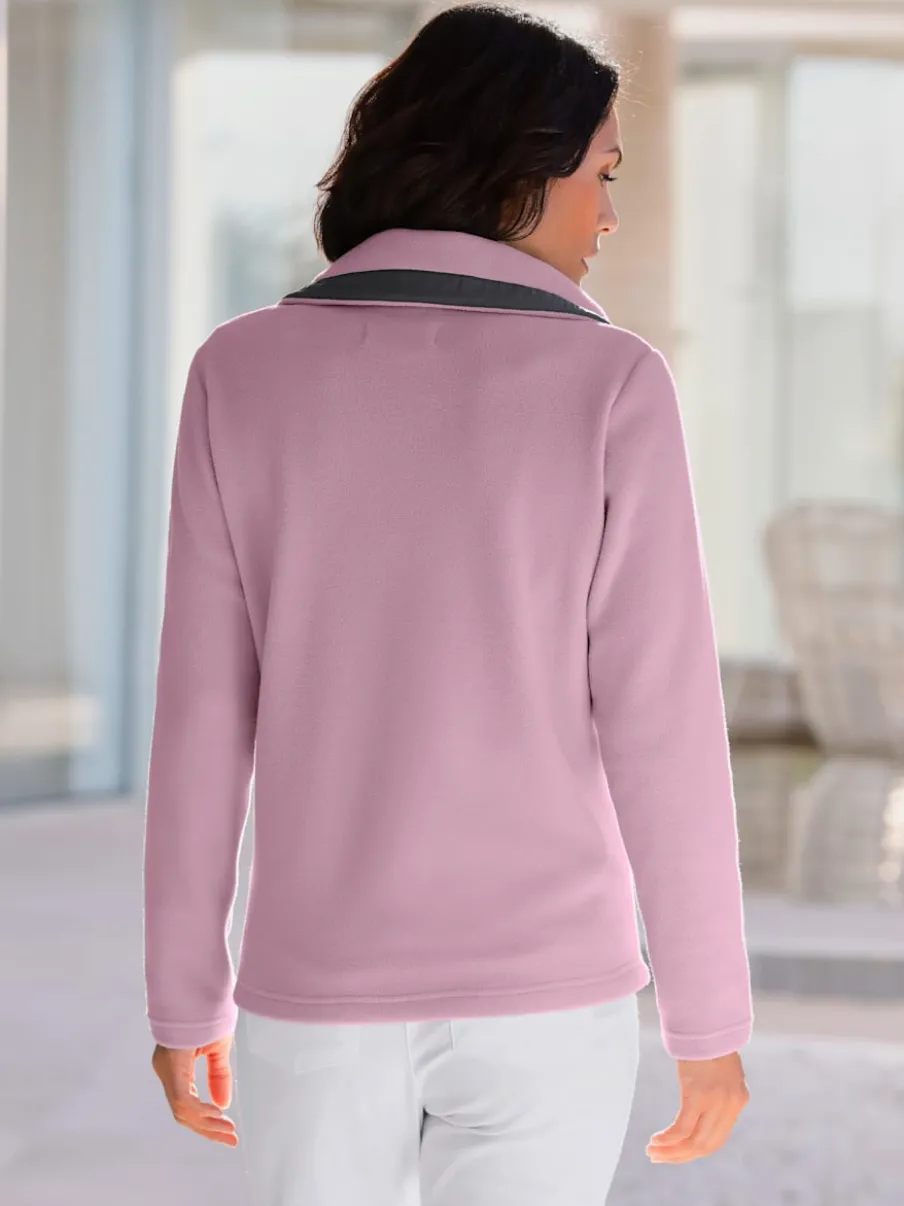 Veste polaire avec col à revers et rayures.