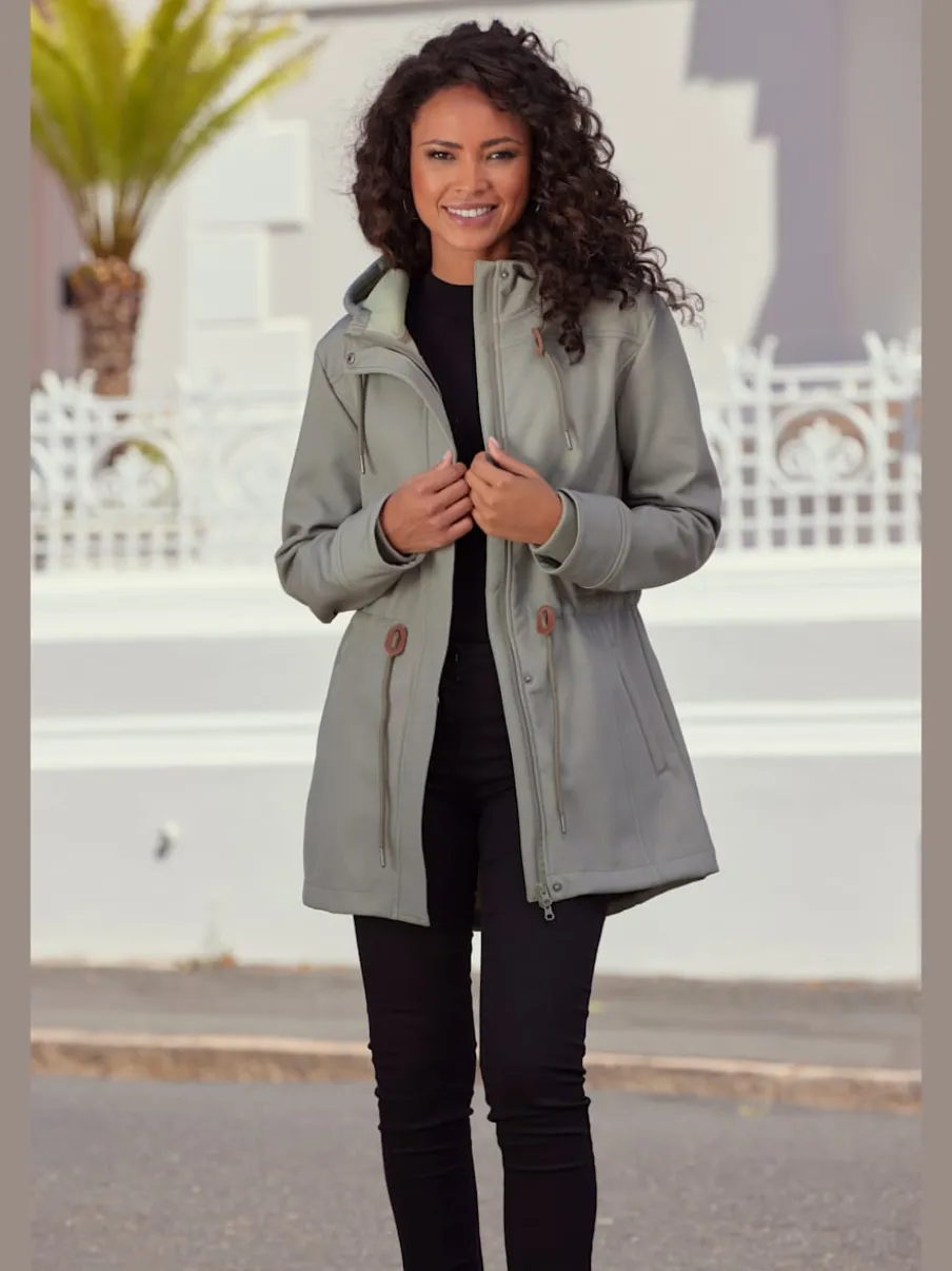 Vestes softshell avec capuche et coutures décoratives